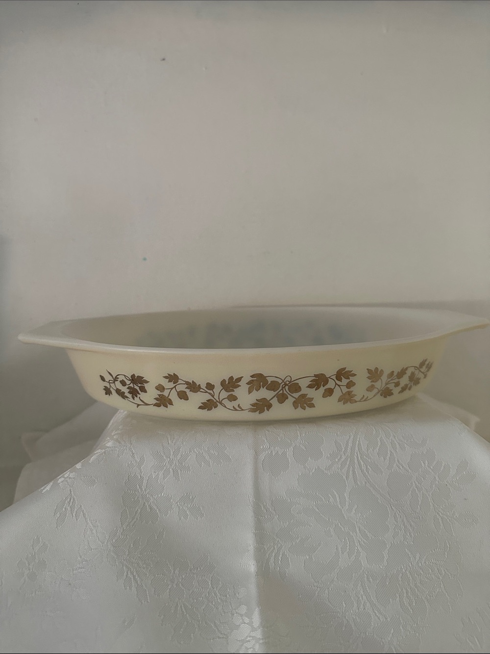 Vintage Pyrex 1.5 Quart Cream Baking Dish with Golden Acorn Vine Pattern